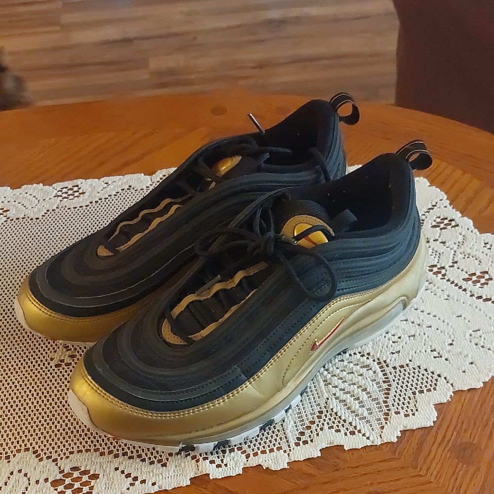 Nike Air Max 97 QS Metallic Gold Running Shoes Mens Sz 10.5  2018 AT5458-002